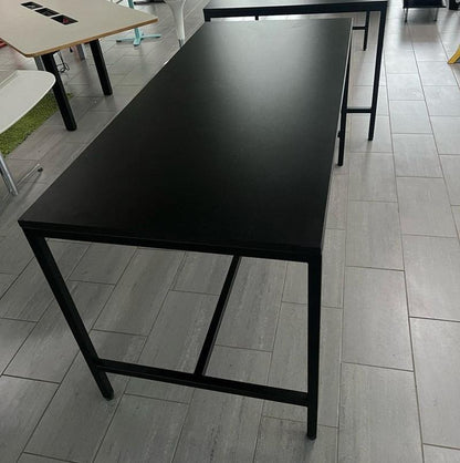 Fumac højbord 200x90 cm med sort bordplade og understel set fra siden