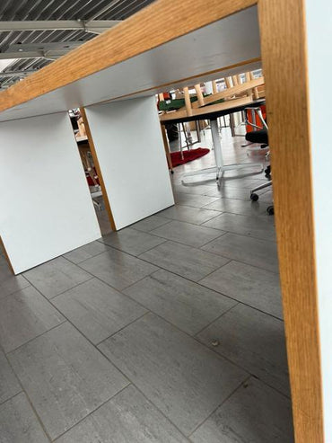 Detaljebillede af underbord og stel på Fumac højbord 220x70 cm i hvid med trækant