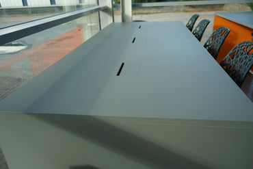 Fumac højbord set fra skrå vinkel, 280x115x105 cm, moderne design med kabelhuller.