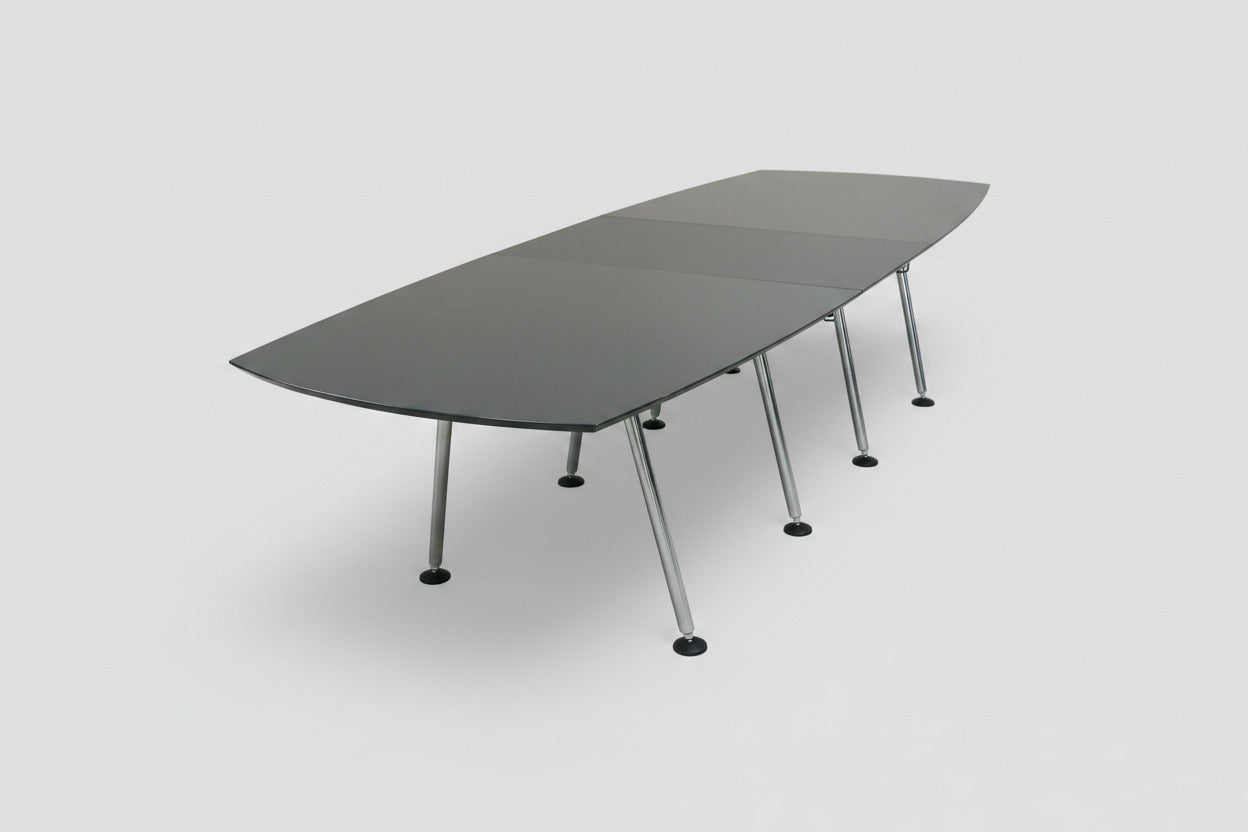 Fumac konferencebord 300x110 cm med antracitgrå laminat, affaset kant og forkromede stålben set forfra