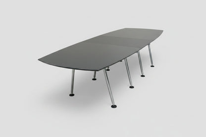 Fumac konferencebord 300x110 cm med antracitgrå laminat, affaset kant og forkromede stålben set forfra