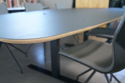 Sideprofil af Fumac konferencebord i sort linoleum med tøndeform og birkekant – moderne design i 240x110 cm.
