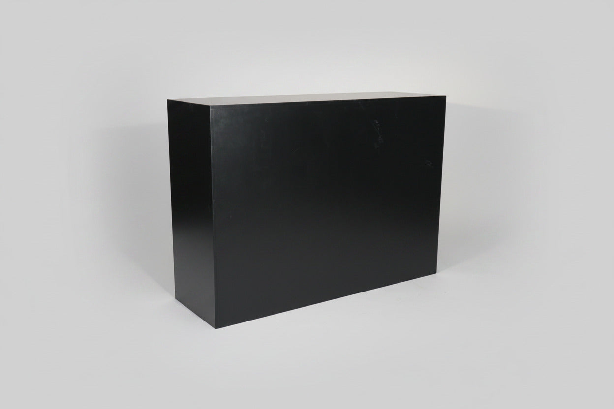 Fumac receptionsdisk i sort med moderne design set skråt.