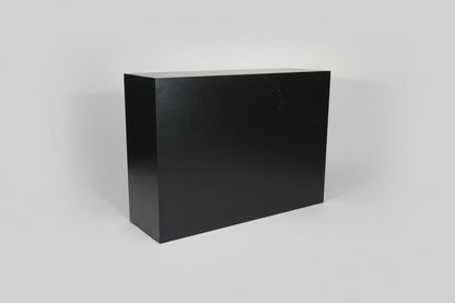 Fumac receptionsdisk i sort med moderne design set skråt.