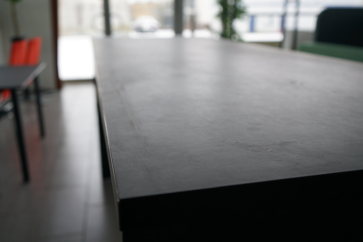 Detalje af Fumac sort højbord med robust bordplade og professionelt finish