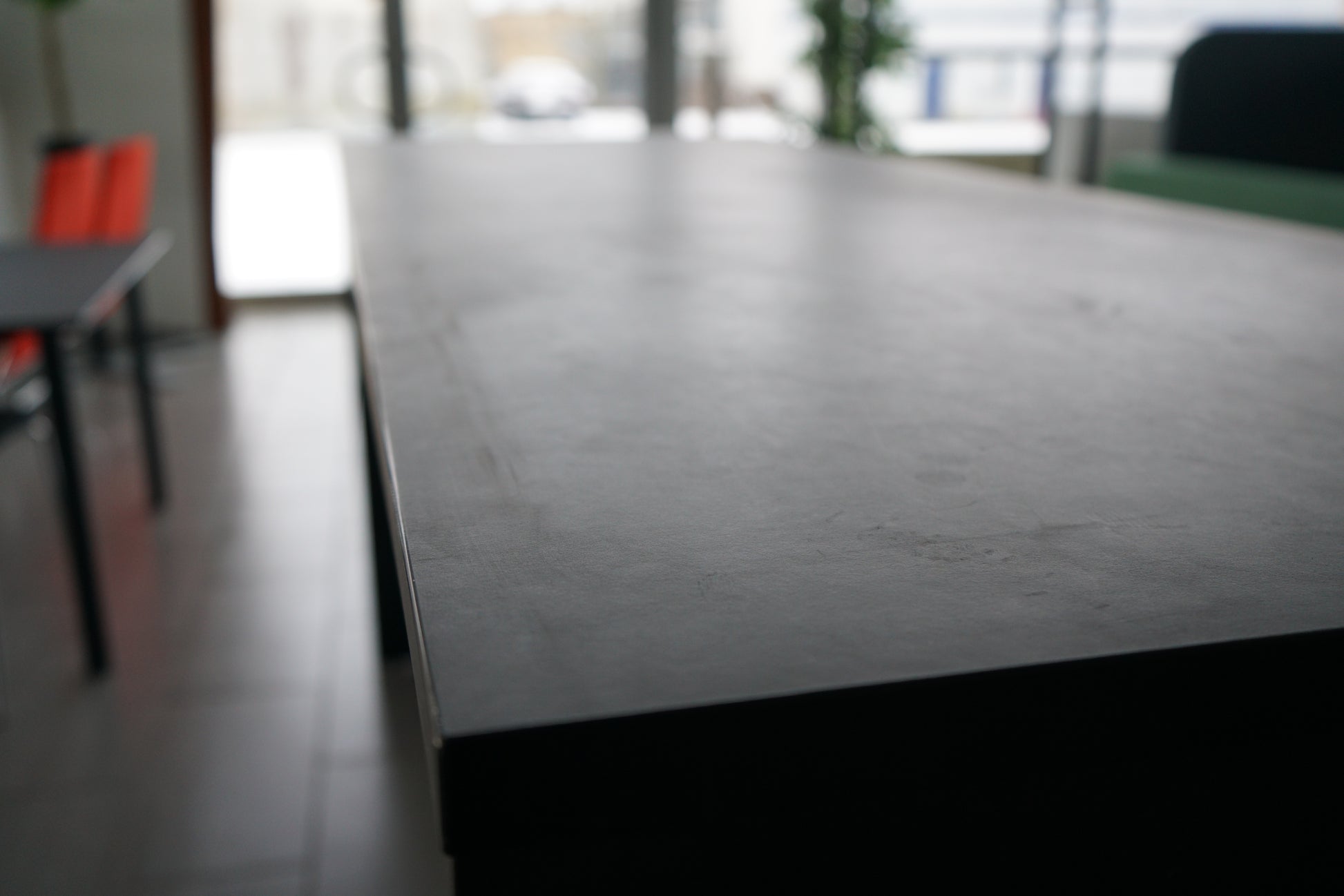 Detalje af Fumac sort højbord med robust bordplade og professionelt finish