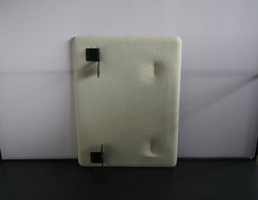 Götessons sideskærm 90x65 cm monteret på siden af skrivebord set bagfra