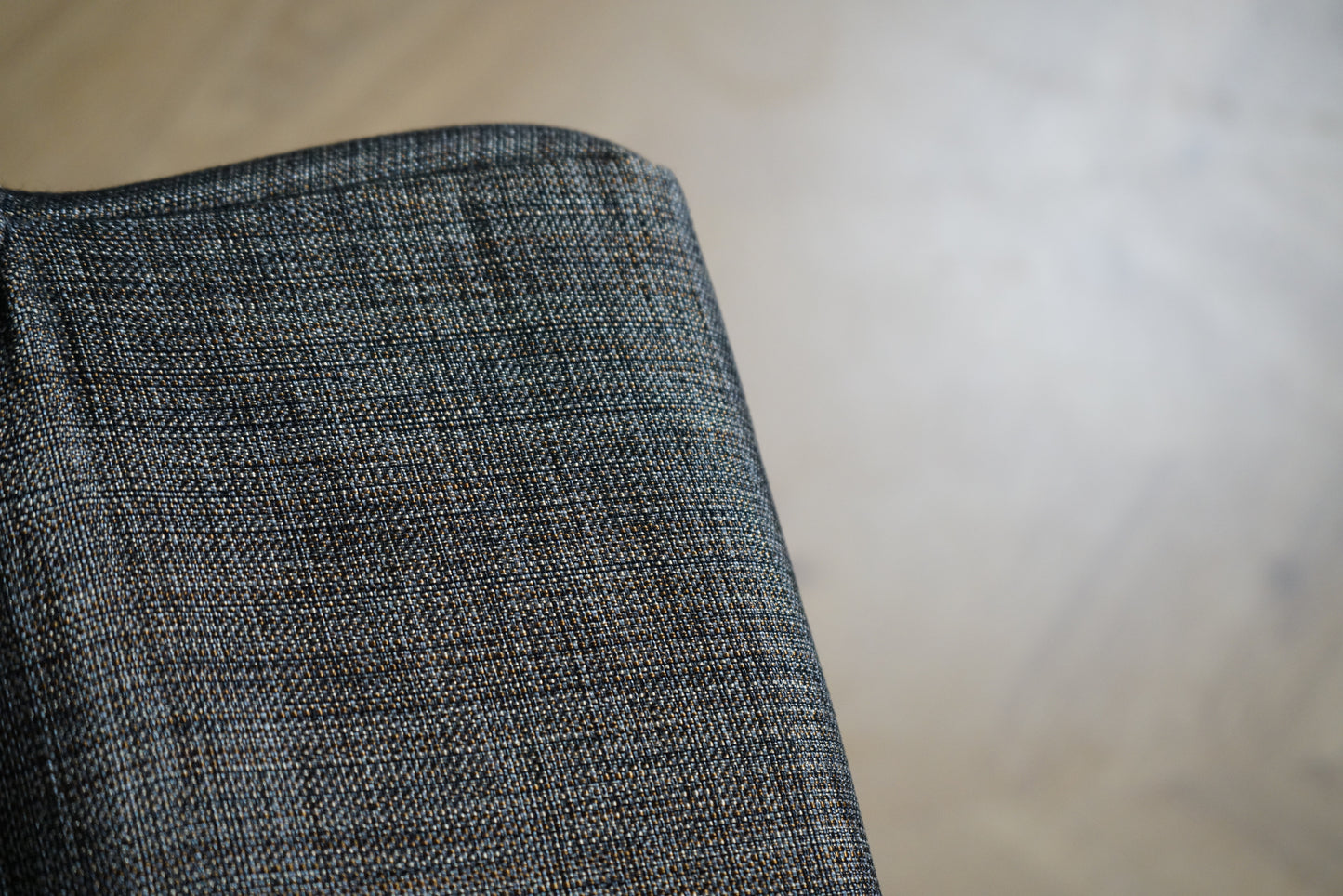 Close-up af gråt stof på polstret loungestol