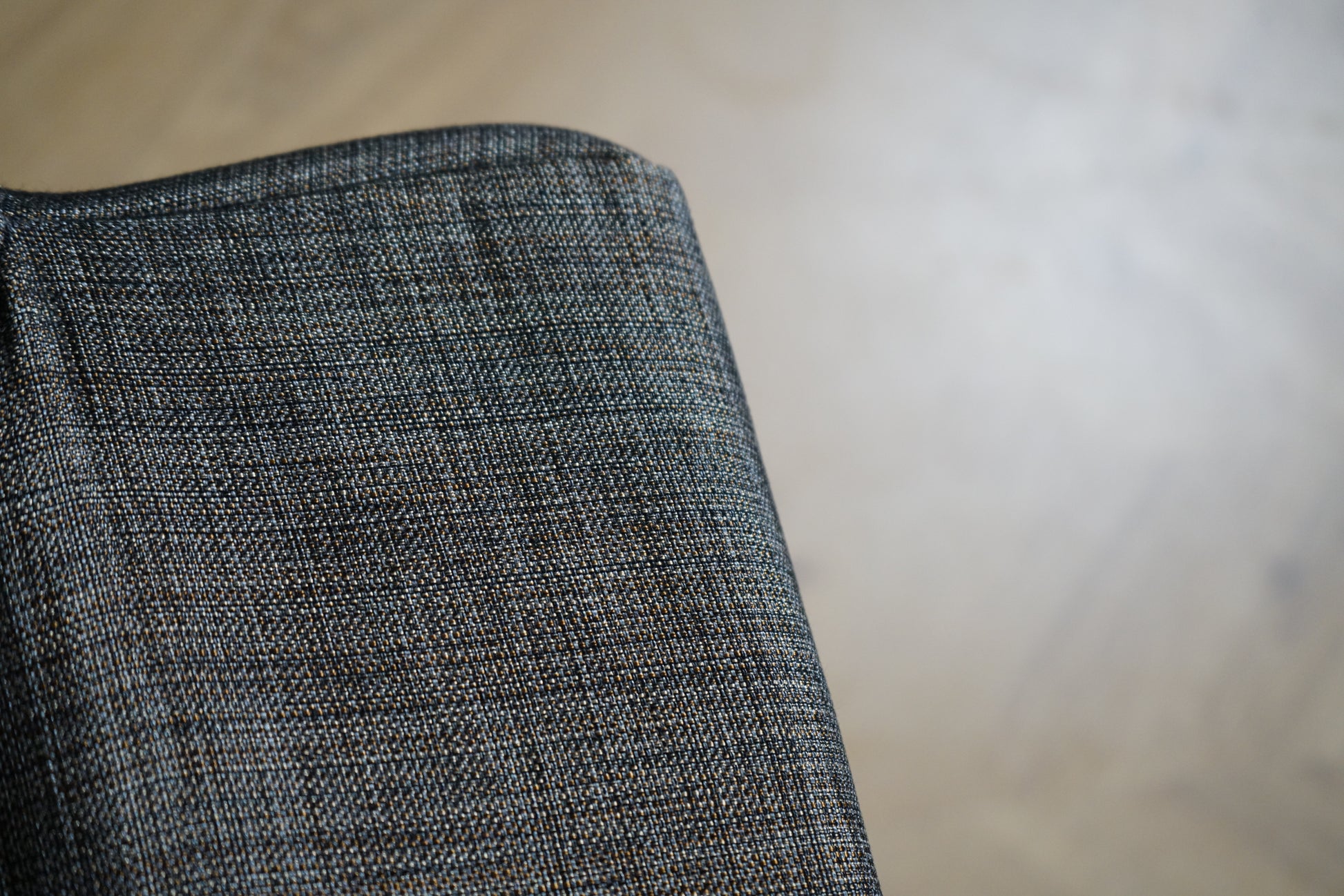 Close-up af gråt stof på polstret loungestol