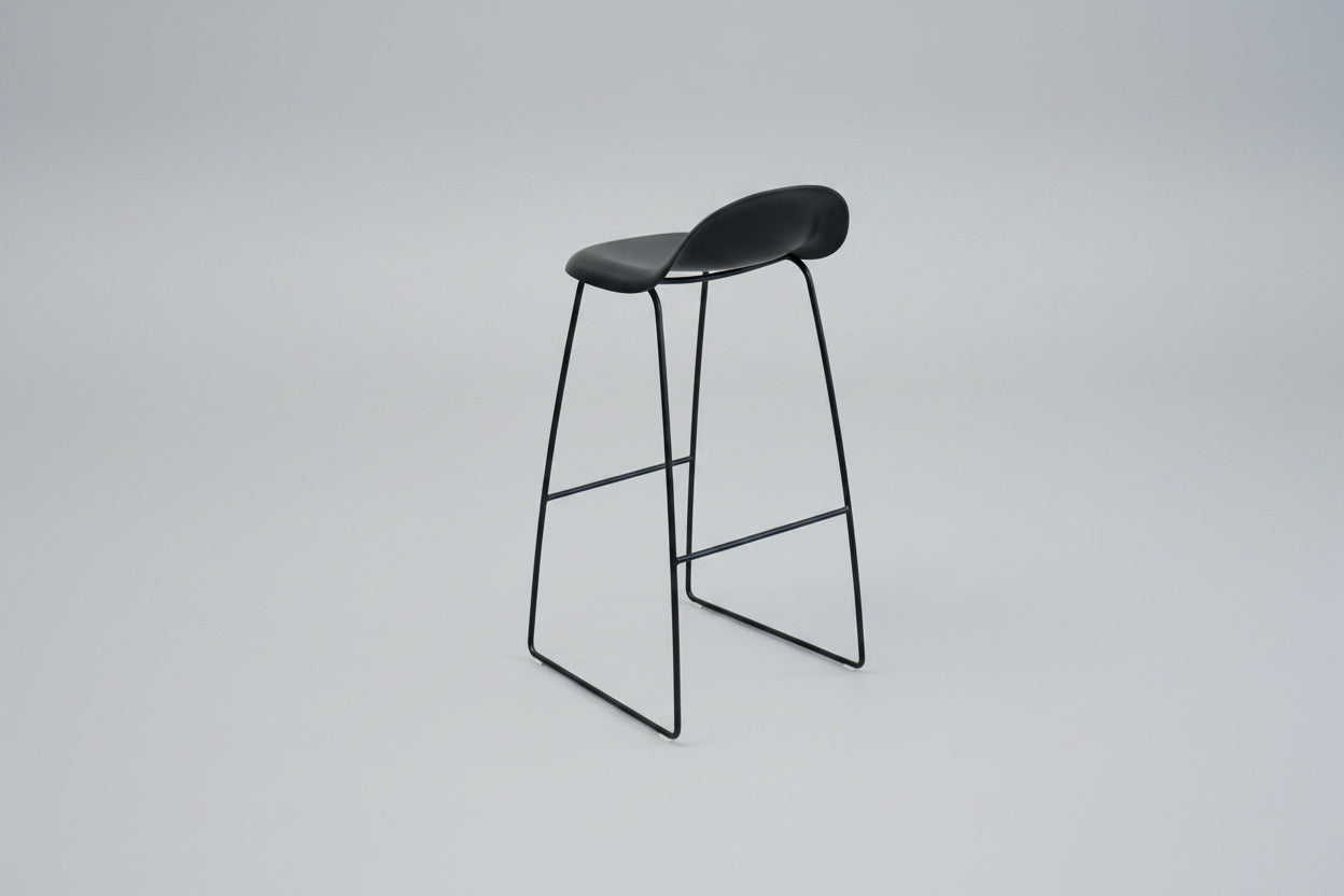 GUBI 3D designerbarstol i sort semi-mat plast set bagfra