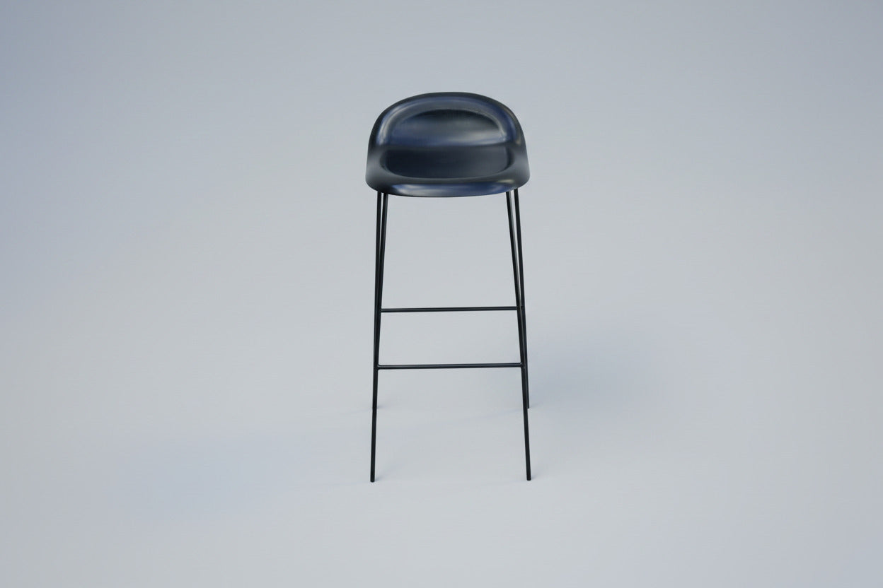 GUBI 3D barstol med sort plastskal og siddehøjde 74 cm set forfra