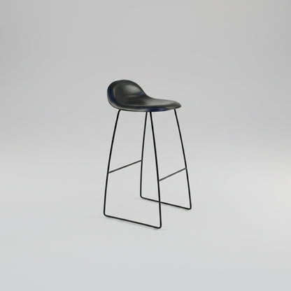 GUBI 3D barstol i sort semi-mat plast med siddehøjde 74 cm set skråt