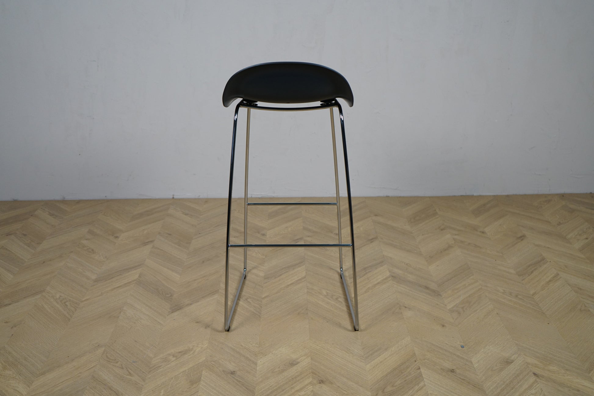 GUBI 3D barstol set bagfra i sort semi-mat plast og krom stel