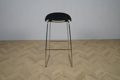 GUBI 3D barstol set bagfra i sort semi-mat plast og krom stel