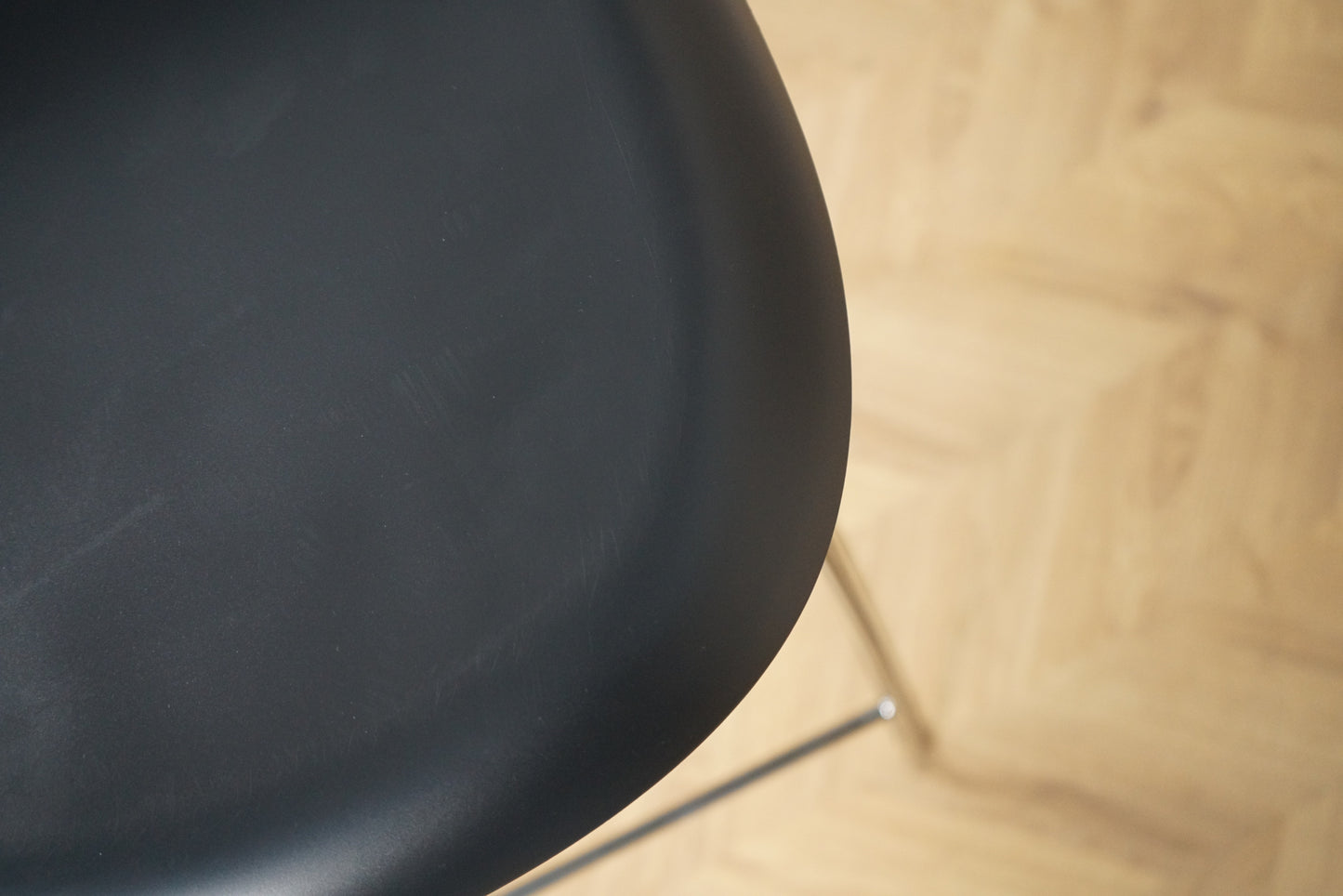 Close up af GUBI 3D barstols sorte semi-matte plastskal og krom stel