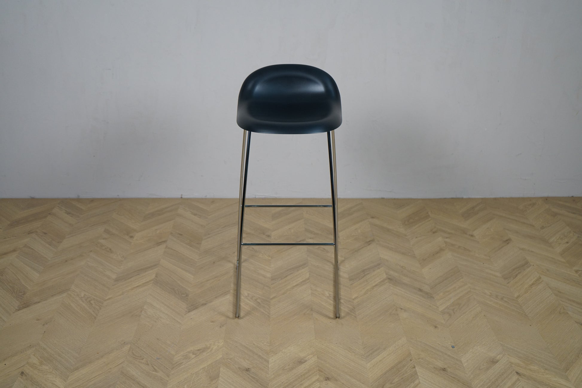 GUBI 3D barstol set forfra i sort semi-mat plast og krom stel