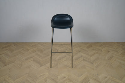 GUBI 3D barstol set forfra i sort semi-mat plast og krom stel