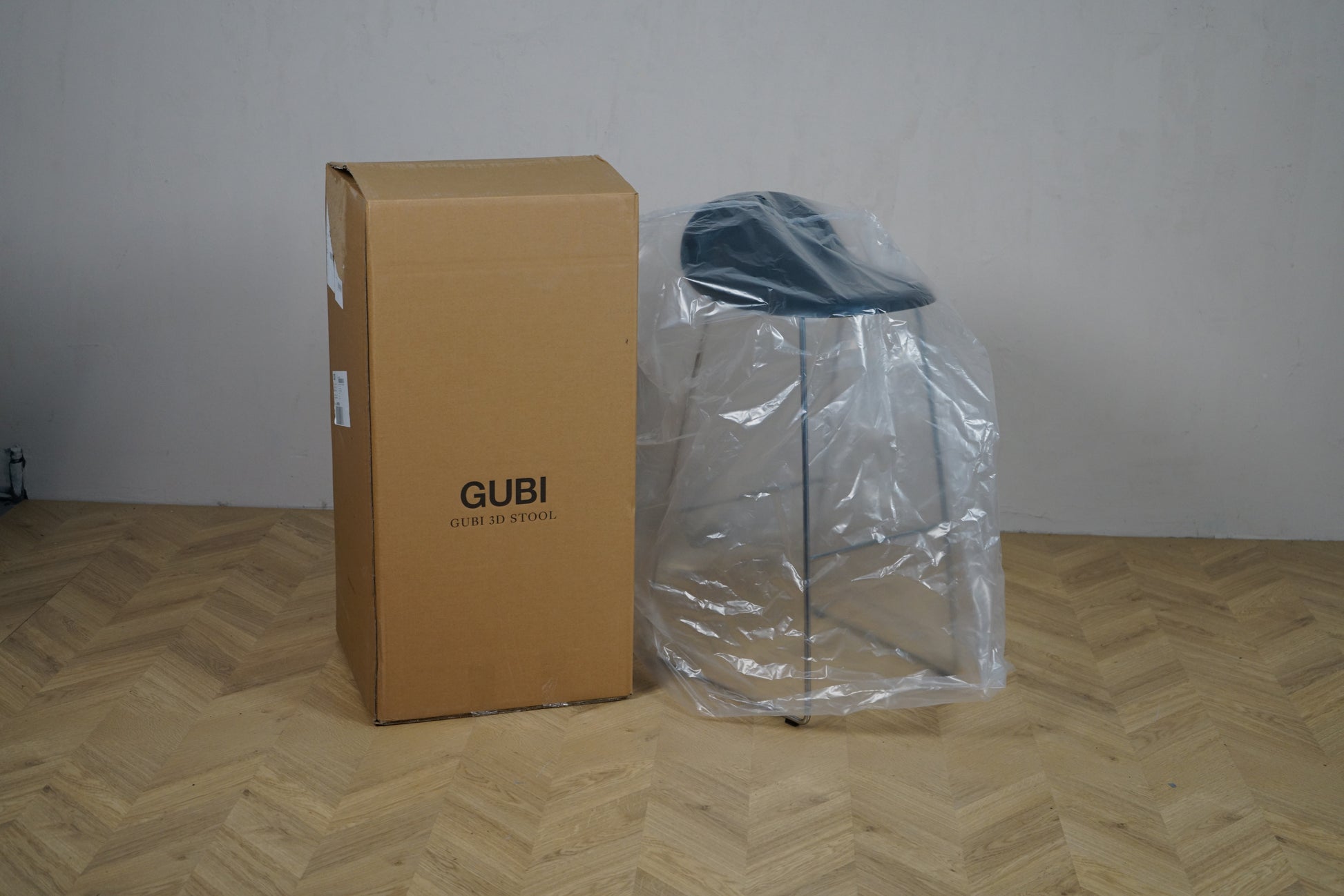 Helt ny GUBI 3D barstol i sort semi-mat plast og krom stel, nyåbnet