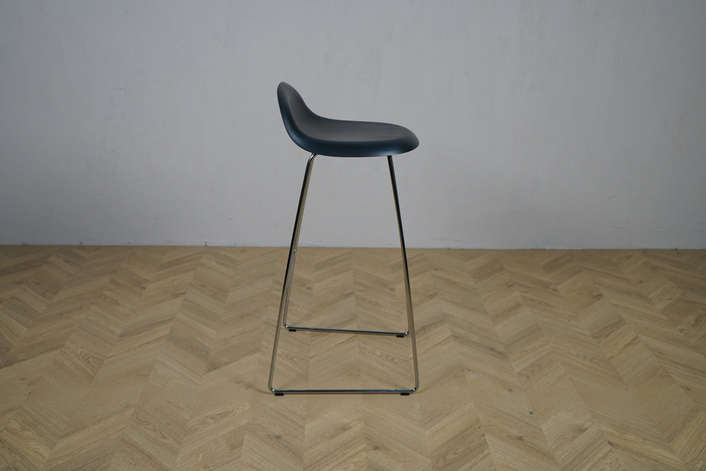 GUBI 3D barstol set fra siden med sort plastskal og krom stel