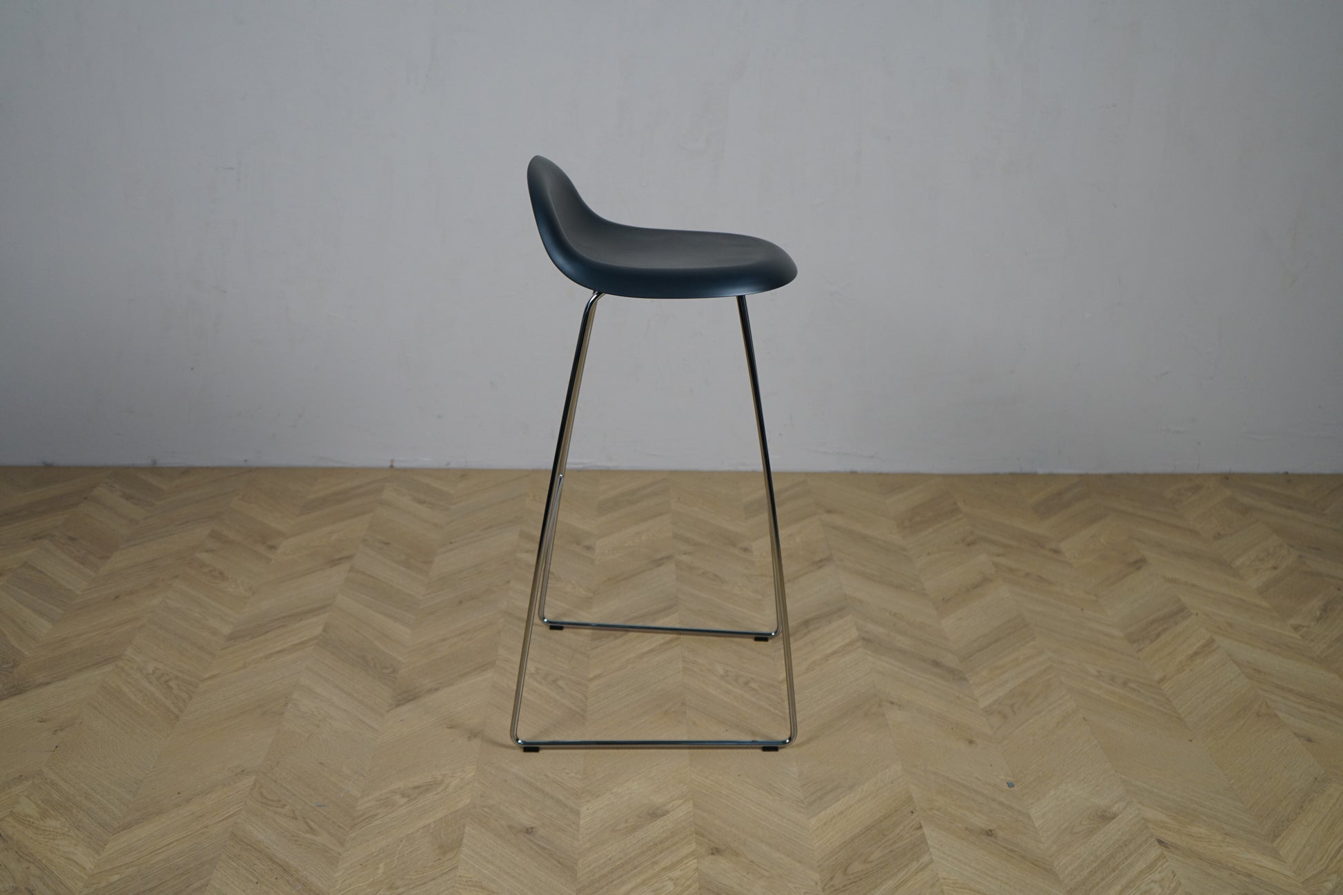 GUBI 3D barstol set fra siden med sort plastskal og krom stel