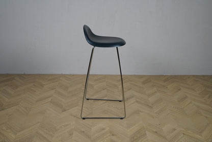 GUBI 3D barstol set fra siden med sort plastskal og krom stel