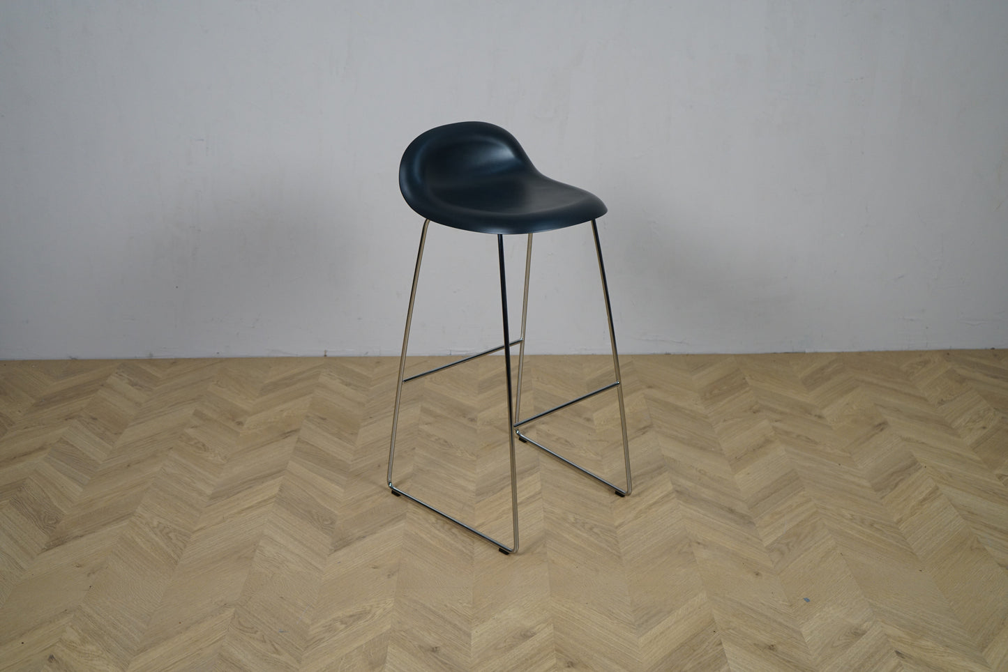 GUBI 3D barstol i sort semi-mat plast med krom stel set fra skrå vinkel