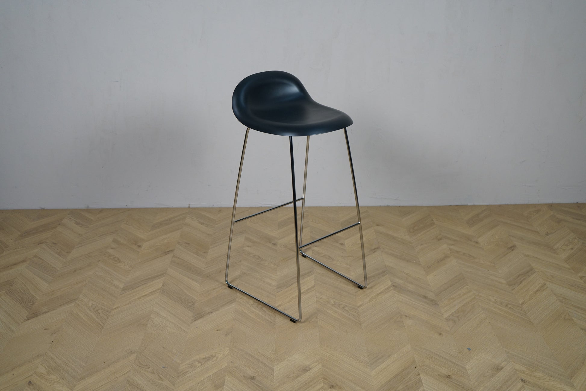 GUBI 3D barstol i sort semi-mat plast med krom stel set fra skrå vinkel