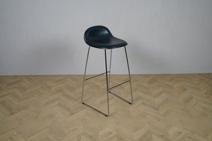 GUBI 3D barstol i sort semi-mat plast med krom stel set fra skrå vinkel