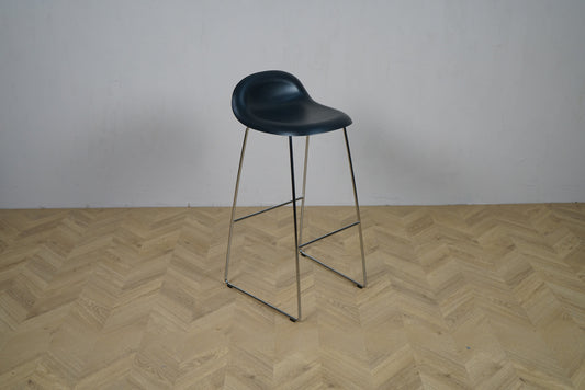 GUBI 3D barstol i sort semi-mat plast med krom stel set fra skrå vinkel