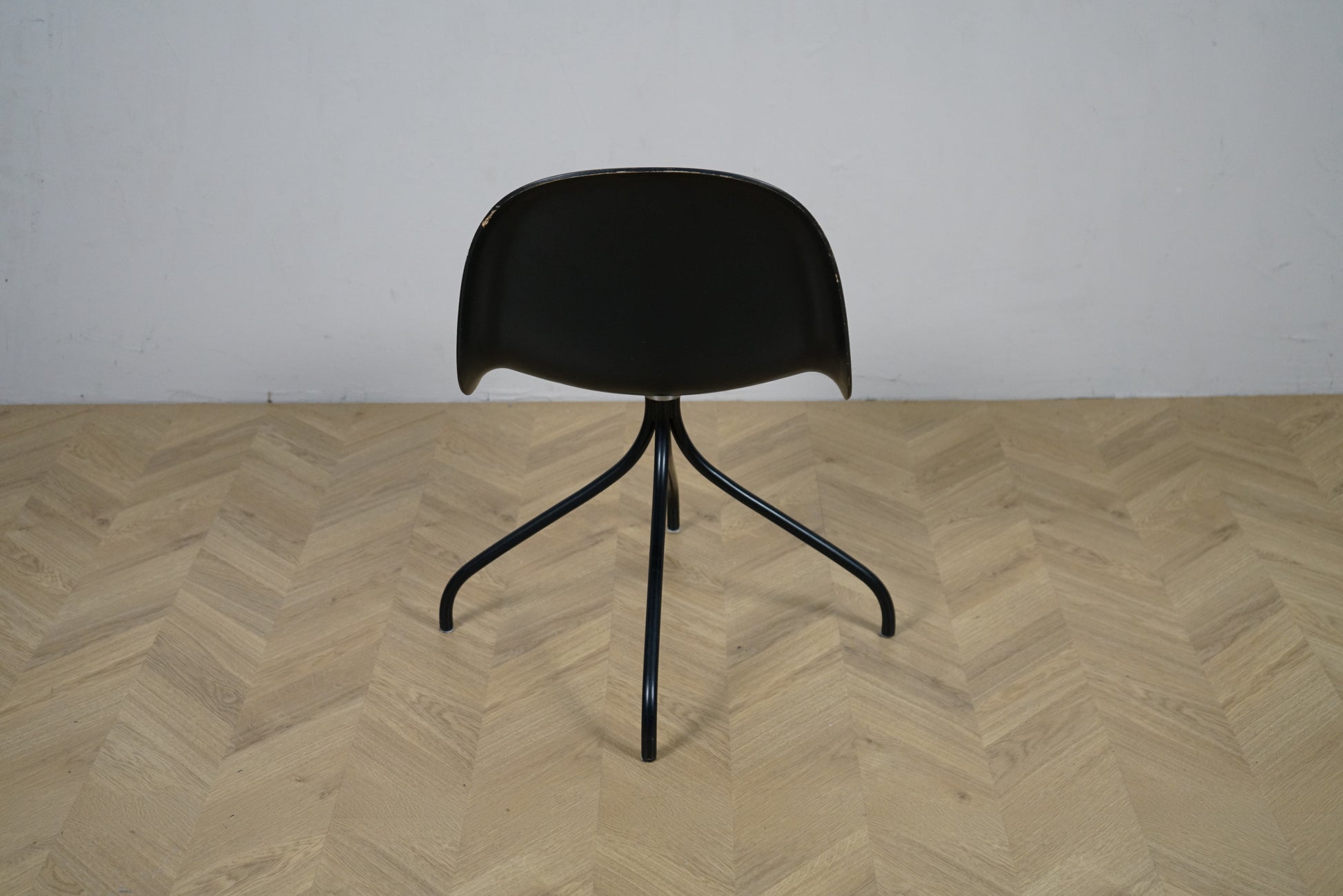 GUBI 3D spisestol i sort set bagfra