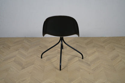 GUBI 3D spisestol i sort set bagfra