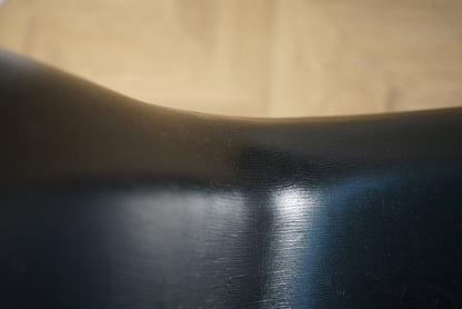 Detalje af sort GUBI 3D spisestol med ergonomisk sæde