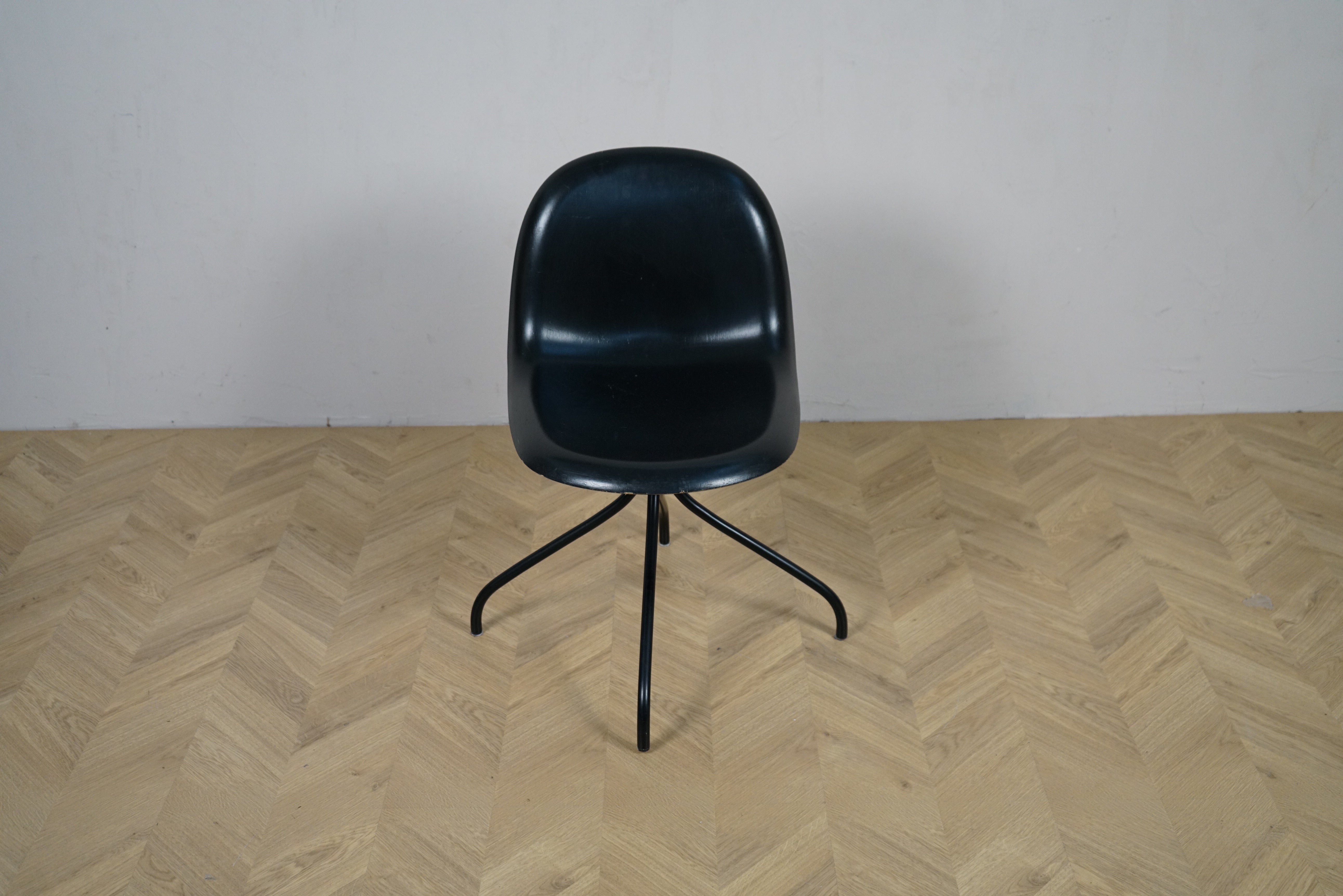 GUBI 3D spisestol i sort set forfra med drejefunktion