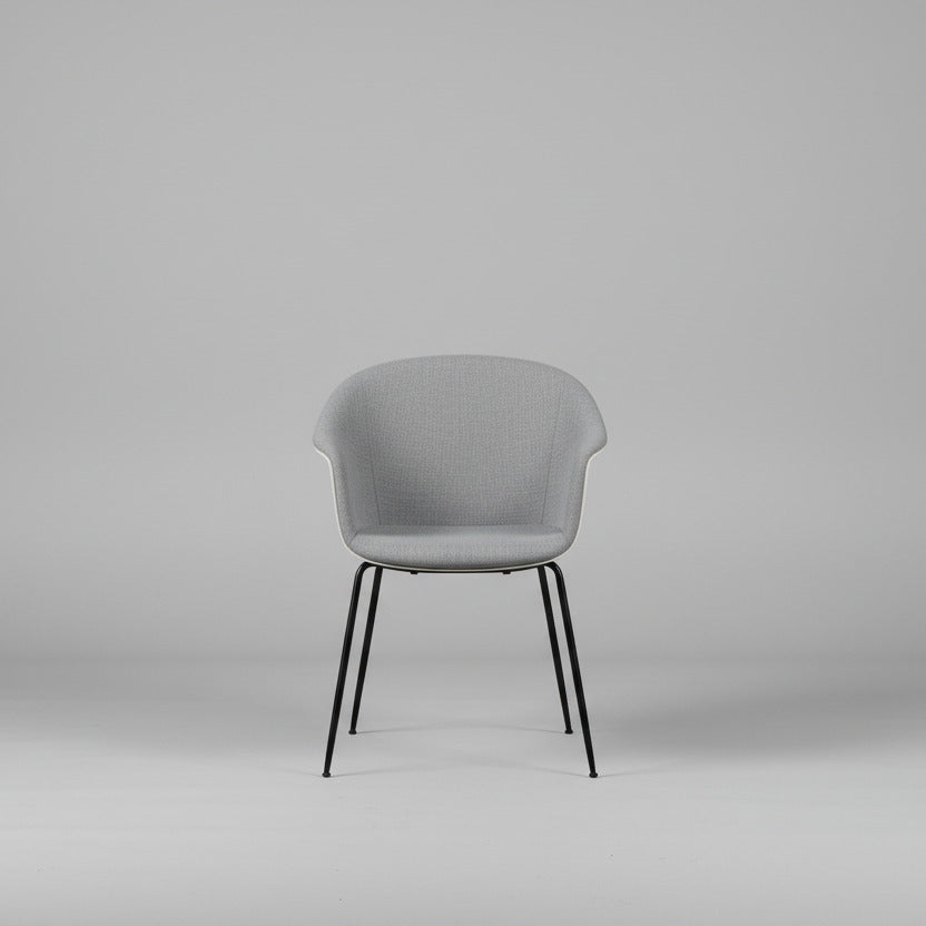GUBI Bat designstol med grå polstring og sorte ben set forfra