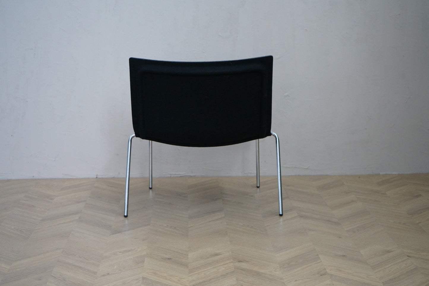 GUBI loungestol set bagfra med antracit filt og elegant form