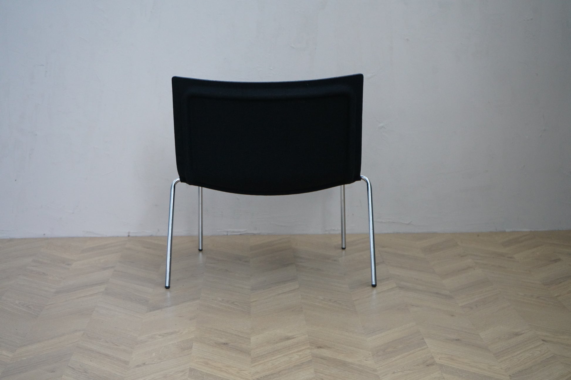 GUBI loungestol set bagfra med antracit filt og elegant form