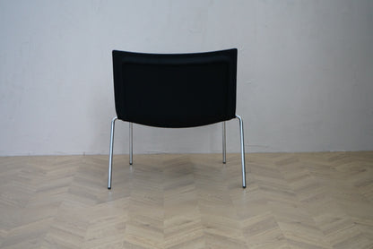 GUBI loungestol set bagfra med antracit filt og elegant form
