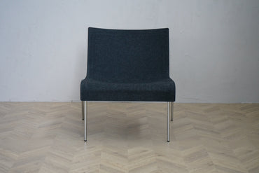 GUBI loungestol i antracit filt med krom stel set forfra