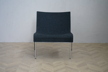 GUBI loungestol i antracit filt med krom stel set forfra