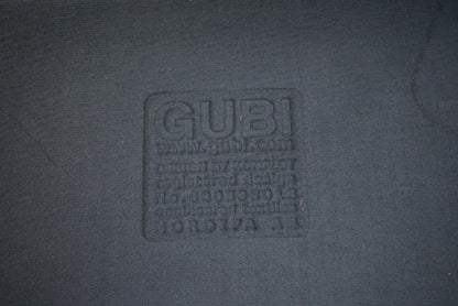 GUBI logo på loungestol i antracit filt