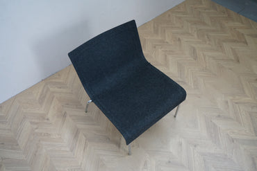 GUBI loungestol set ovenfra med filt sæde og minimalistisk design