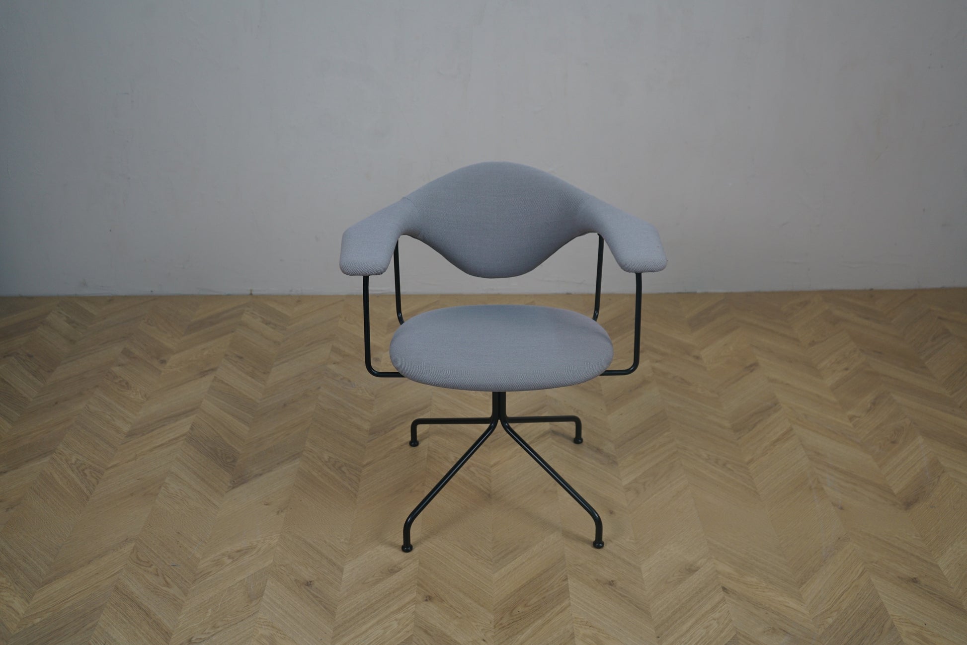 GUBI Masculo kontorstol i Hallingdal 65 stof 116 med sort base set forfra – design af GamFratesi