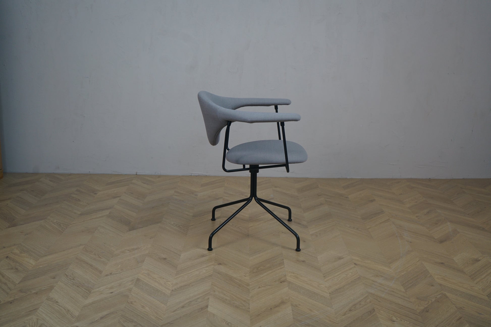 GUBI Masculo kontorstol set fra højre side – moderne design i Hallingdal 65 stof og sort base