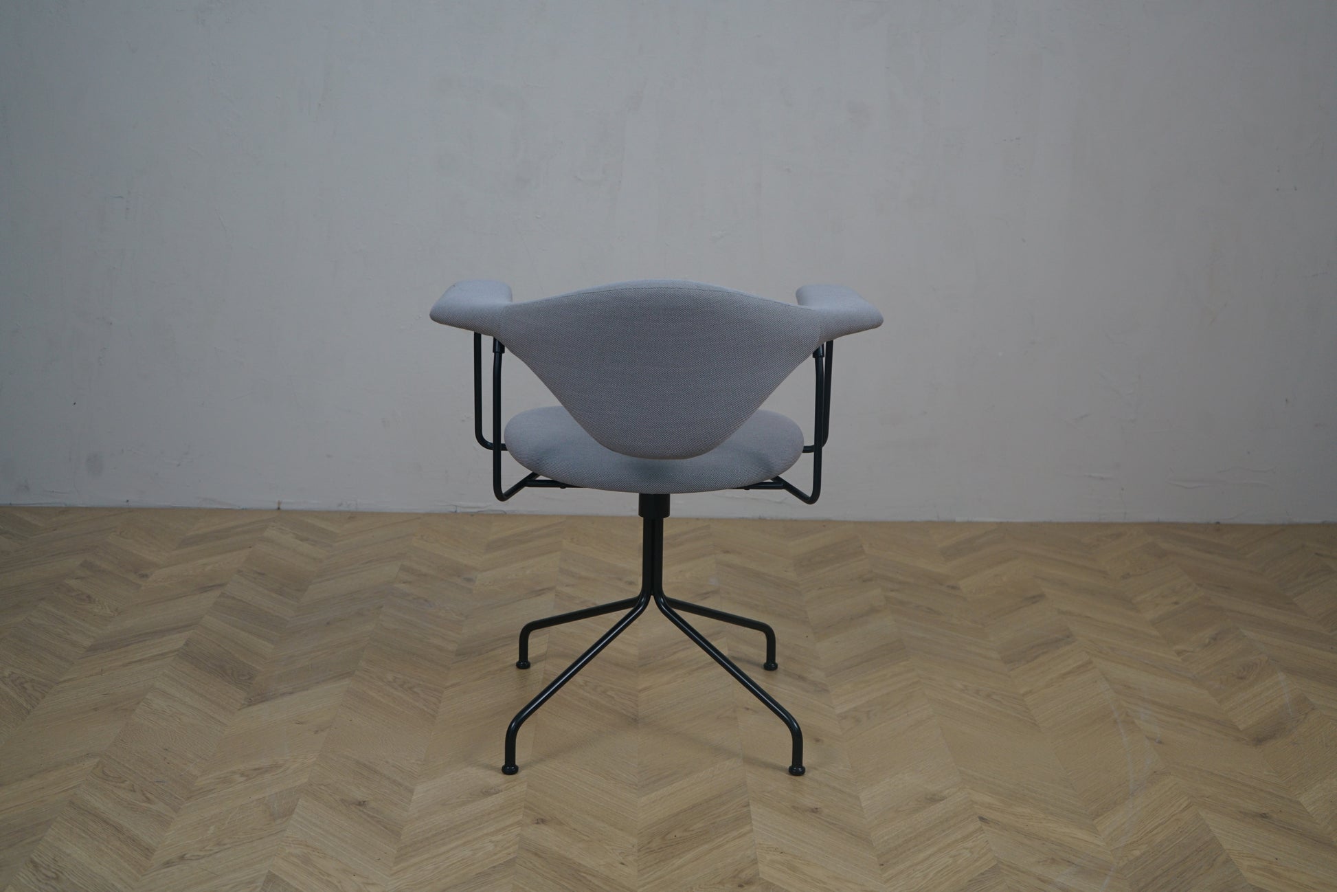 GUBI Masculo kontorstol i Hallingdal 65 stof med sort semi-mat base set fra skrå vinkel – GamFratesi design