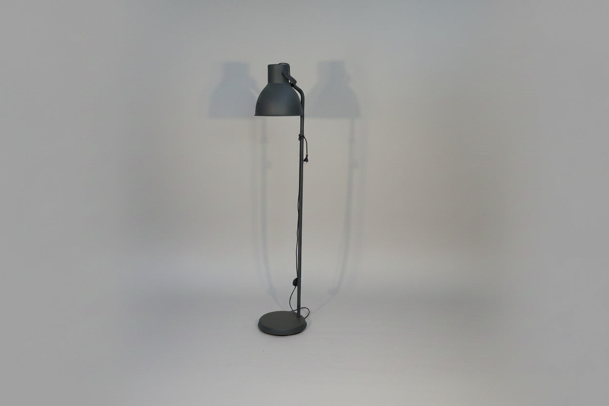 Mørkegrå gulvlampe med moderne design set forfra.