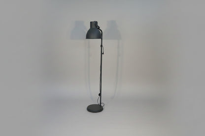 Mørkegrå gulvlampe med moderne design set forfra.