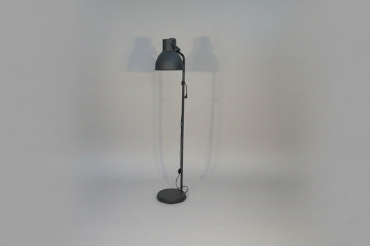 Mørkegrå gulvlampe med moderne design set forfra.