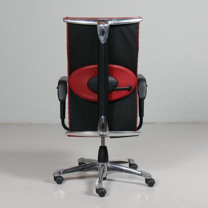 Bagside af HÅG Excellence kontorstol i rød – eksklusivt design og ergonomisk rygstøtte med BalanceretBevægelses™ system