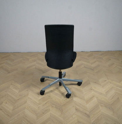 Håg Futu kontorstol set bagfra, med sort ryglæn og gråt stel – uden armlæn for minimalistisk udtryk.