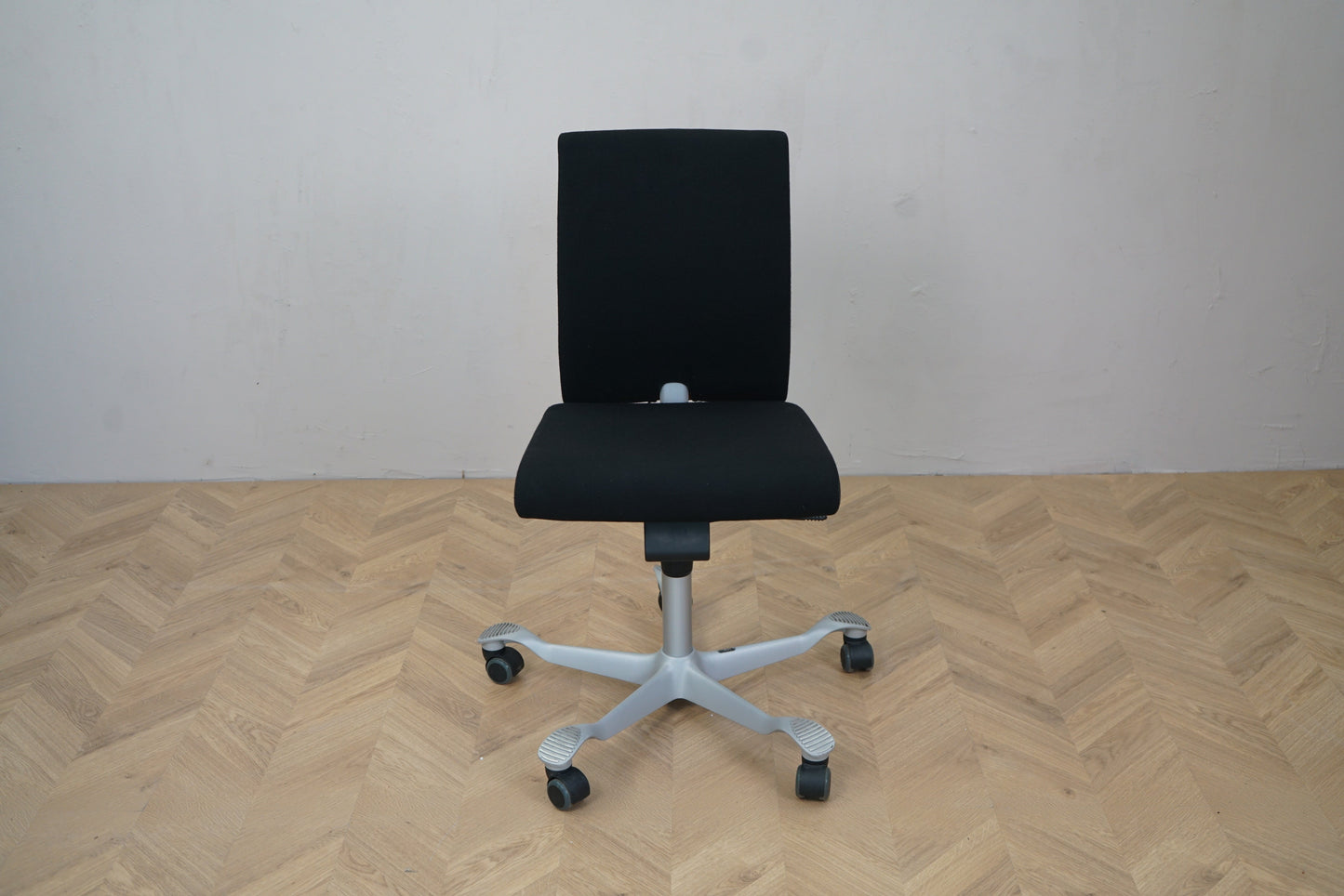 HÅG H05 kontorstol i sort/grå – set forfra med polstret sæde og ergonomisk ryglæn